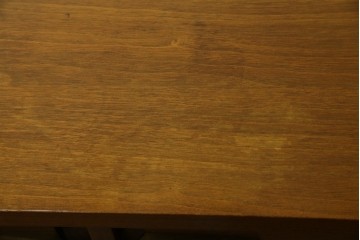 アメリカヴィンテージ　バセットファニチャー(Bassett Furniture)　金属製の引手がミッドセンチュリーの雰囲気を引き立てる木製サイドボード　(R-085213)