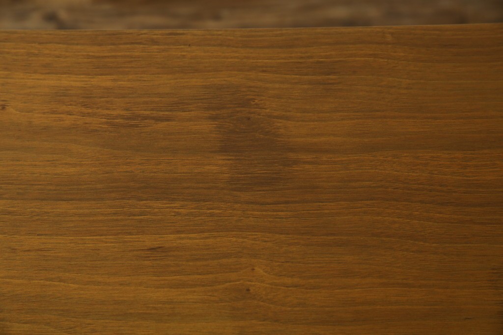 アメリカヴィンテージ　バセットファニチャー(Bassett Furniture)　金属製の引手がミッドセンチュリーの雰囲気を引き立てる木製サイドボード　(R-085213)