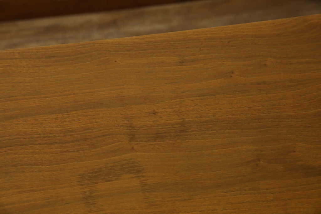 アメリカヴィンテージ　バセットファニチャー(Bassett Furniture)　金属製の引手がミッドセンチュリーの雰囲気を引き立てる木製サイドボード　(R-085213)