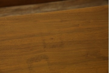 アメリカヴィンテージ　バセットファニチャー(Bassett Furniture)　金属製の引手がミッドセンチュリーの雰囲気を引き立てる木製サイドボード　(R-085213)