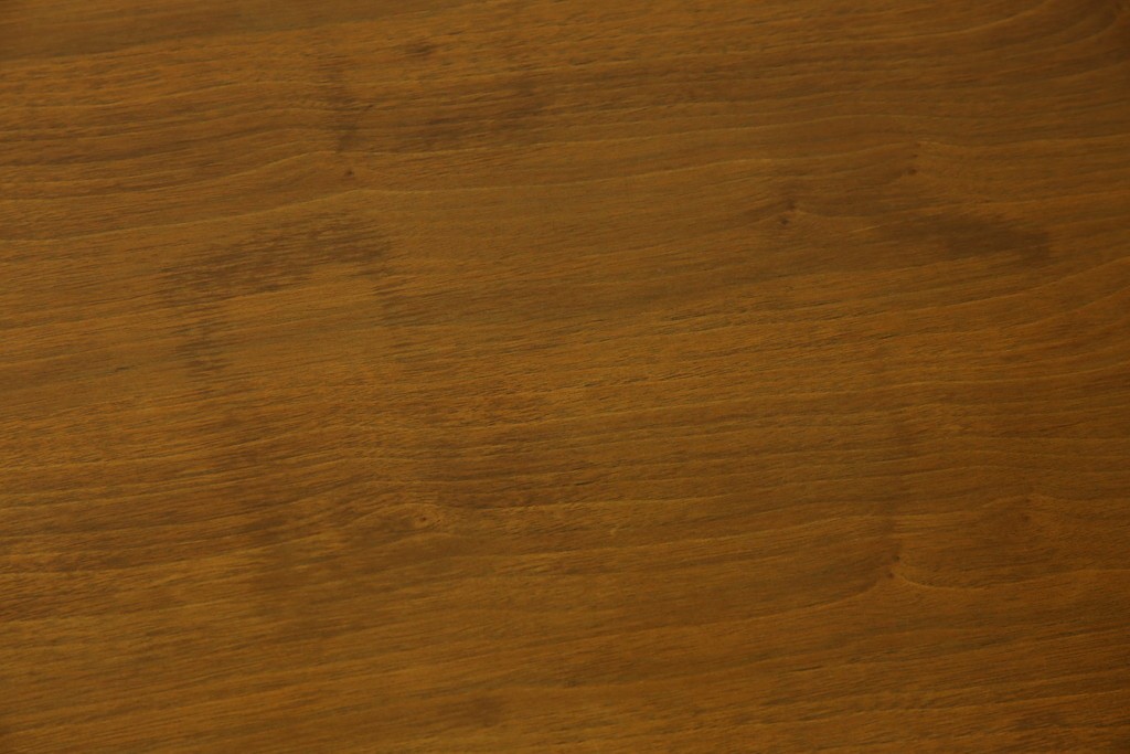 アメリカヴィンテージ　バセットファニチャー(Bassett Furniture)　金属製の引手がミッドセンチュリーの雰囲気を引き立てる木製サイドボード　(R-085213)