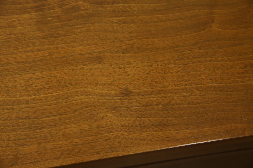 アメリカヴィンテージ　バセットファニチャー(Bassett Furniture)　金属製の引手がミッドセンチュリーの雰囲気を引き立てる木製サイドボード　(R-085213)