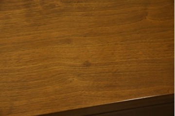 アメリカヴィンテージ　バセットファニチャー(Bassett Furniture)　金属製の引手がミッドセンチュリーの雰囲気を引き立てる木製サイドボード　(R-085213)