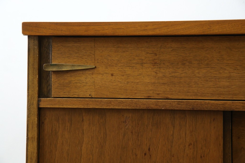 アメリカヴィンテージ　バセットファニチャー(Bassett Furniture)　金属製の引手がミッドセンチュリーの雰囲気を引き立てる木製サイドボード　(R-085213)