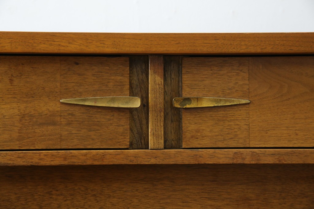 アメリカヴィンテージ　バセットファニチャー(Bassett Furniture)　金属製の引手がミッドセンチュリーの雰囲気を引き立てる木製サイドボード　(R-085213)