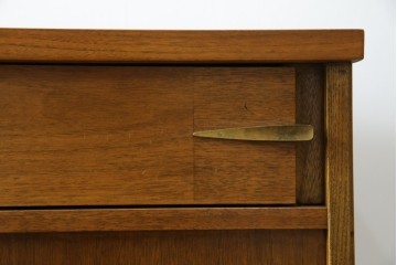 アメリカヴィンテージ　バセットファニチャー(Bassett Furniture)　金属製の引手がミッドセンチュリーの雰囲気を引き立てる木製サイドボード　(R-085213)