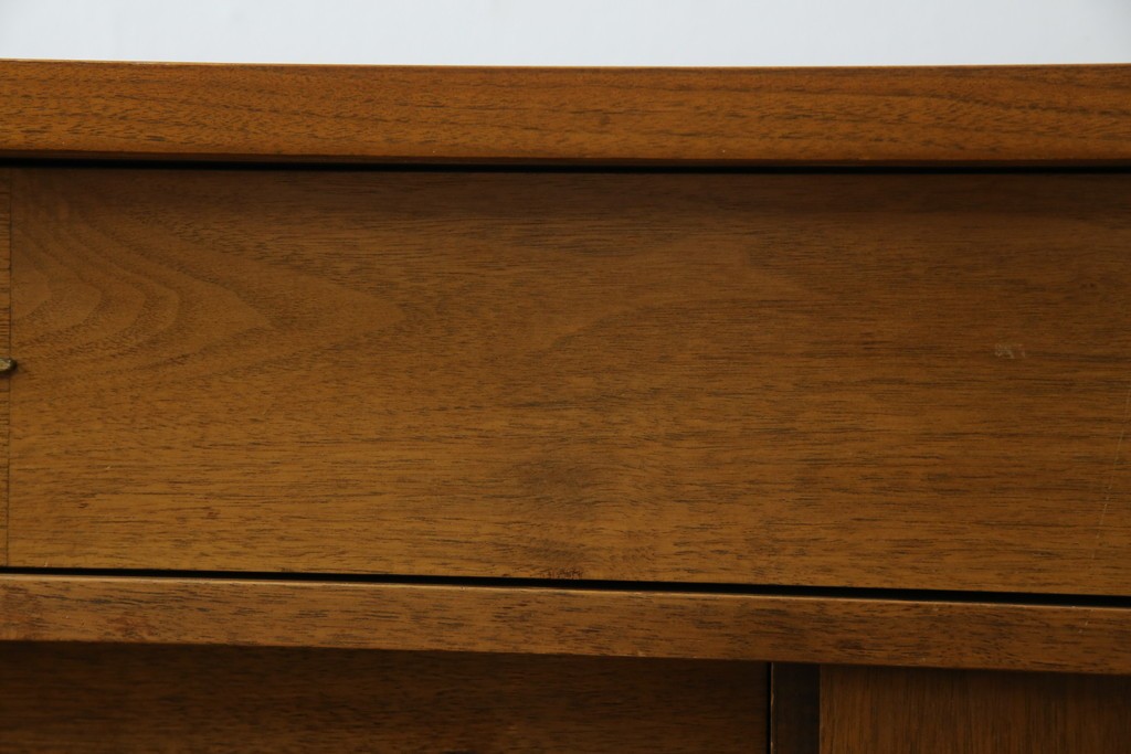 アメリカヴィンテージ　バセットファニチャー(Bassett Furniture)　金属製の引手がミッドセンチュリーの雰囲気を引き立てる木製サイドボード　(R-085213)