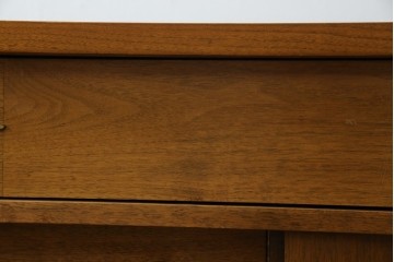 アメリカヴィンテージ　バセットファニチャー(Bassett Furniture)　金属製の引手がミッドセンチュリーの雰囲気を引き立てる木製サイドボード　(R-085213)