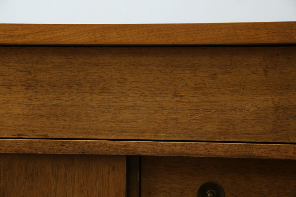 アメリカヴィンテージ　バセットファニチャー(Bassett Furniture)　金属製の引手がミッドセンチュリーの雰囲気を引き立てる木製サイドボード　(R-085213)
