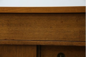 アメリカヴィンテージ　バセットファニチャー(Bassett Furniture)　金属製の引手がミッドセンチュリーの雰囲気を引き立てる木製サイドボード　(R-085213)