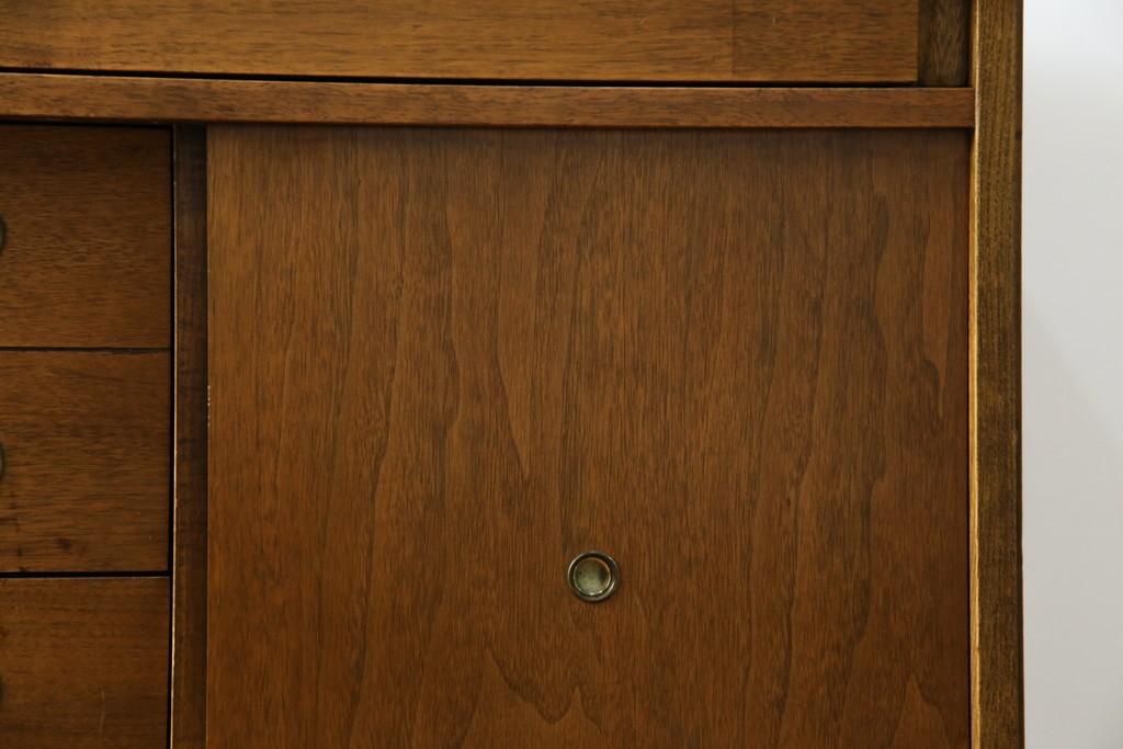 アメリカヴィンテージ　バセットファニチャー(Bassett Furniture)　金属製の引手がミッドセンチュリーの雰囲気を引き立てる木製サイドボード　(R-085213)