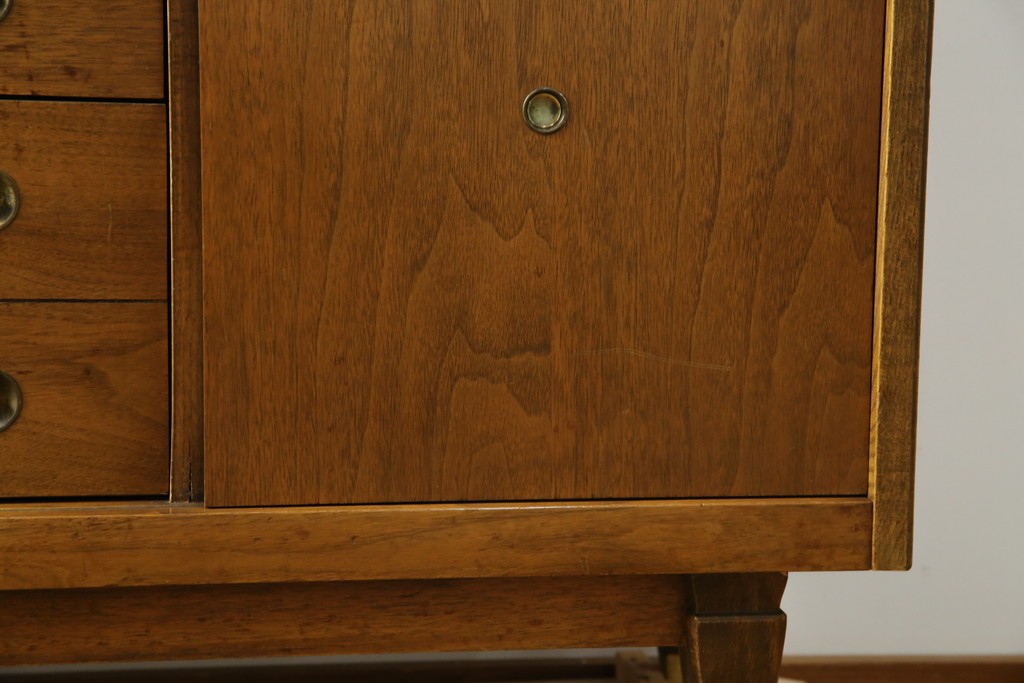 アメリカヴィンテージ　バセットファニチャー(Bassett Furniture)　金属製の引手がミッドセンチュリーの雰囲気を引き立てる木製サイドボード　(R-085213)
