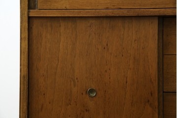 アメリカヴィンテージ　バセットファニチャー(Bassett Furniture)　金属製の引手がミッドセンチュリーの雰囲気を引き立てる木製サイドボード　(R-085213)