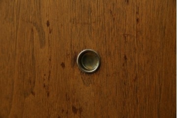 アメリカヴィンテージ　バセットファニチャー(Bassett Furniture)　金属製の引手がミッドセンチュリーの雰囲気を引き立てる木製サイドボード　(R-085213)