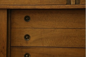 アメリカヴィンテージ　バセットファニチャー(Bassett Furniture)　金属製の引手がミッドセンチュリーの雰囲気を引き立てる木製サイドボード　(R-085213)