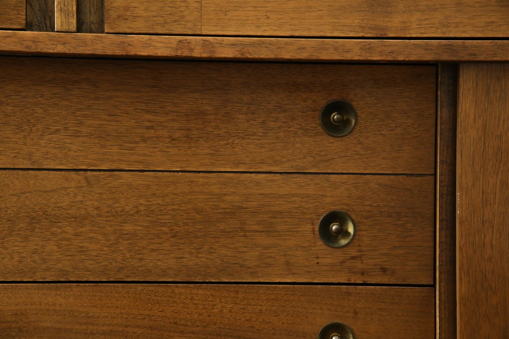 アメリカヴィンテージ　バセットファニチャー(Bassett Furniture)　金属製の引手がミッドセンチュリーの雰囲気を引き立てる木製サイドボード　(R-085213)