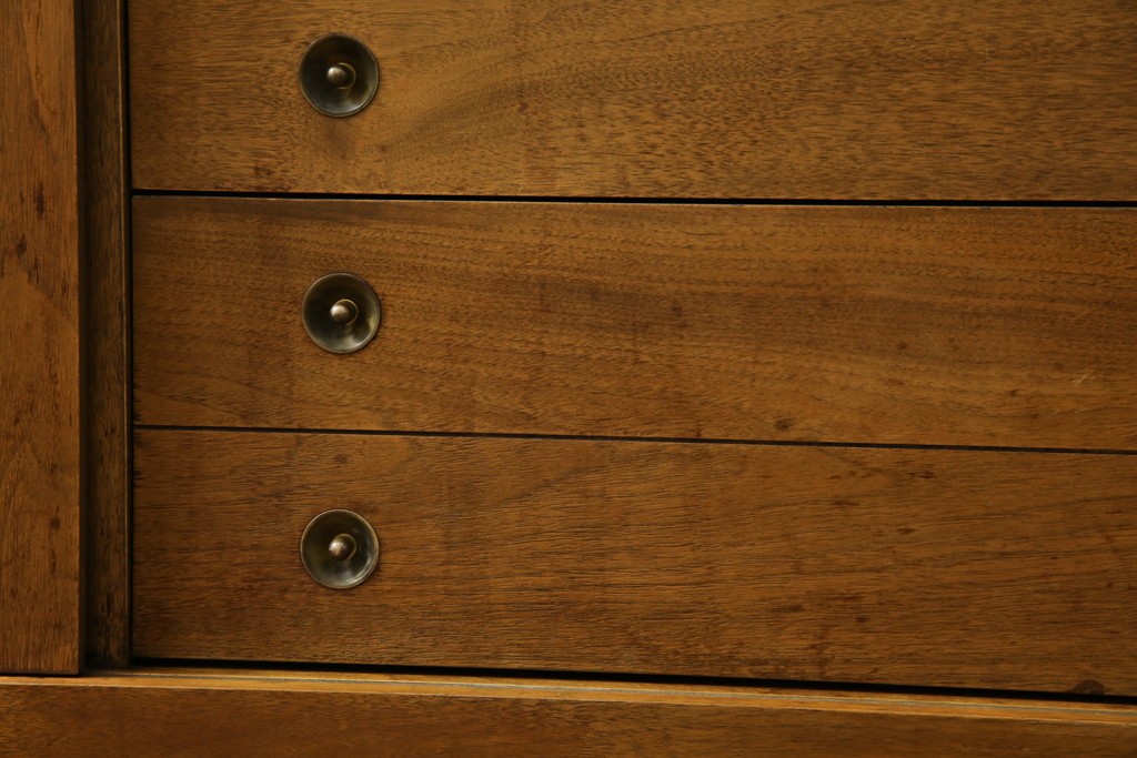 アメリカヴィンテージ　バセットファニチャー(Bassett Furniture)　金属製の引手がミッドセンチュリーの雰囲気を引き立てる木製サイドボード　(R-085213)