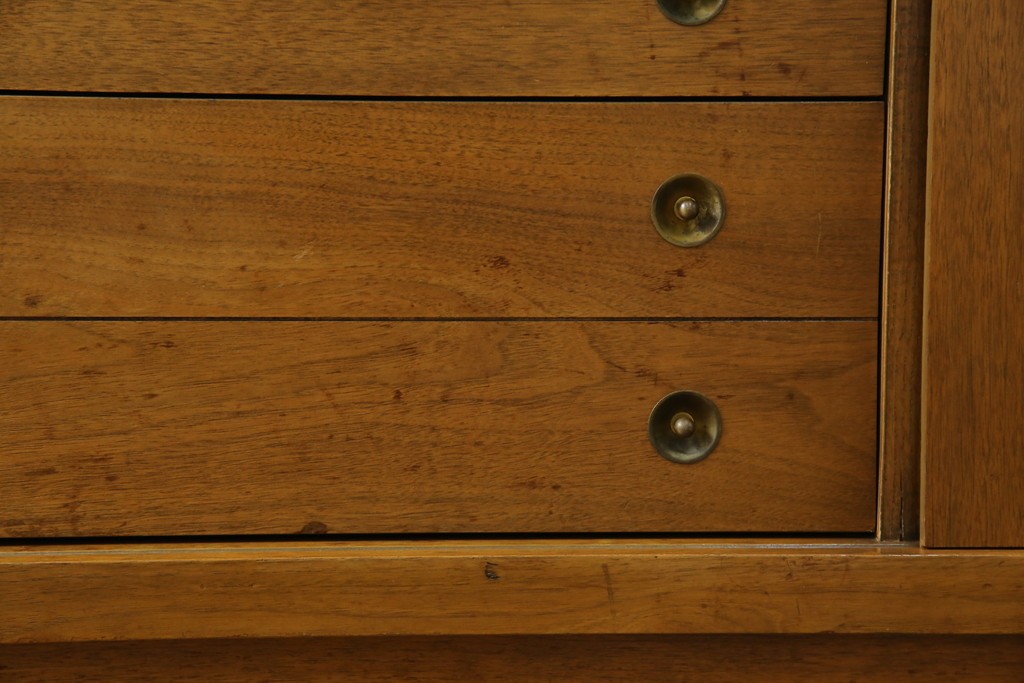 アメリカヴィンテージ　バセットファニチャー(Bassett Furniture)　金属製の引手がミッドセンチュリーの雰囲気を引き立てる木製サイドボード　(R-085213)