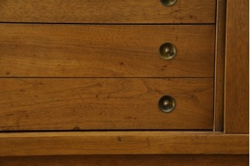アメリカヴィンテージ　バセットファニチャー(Bassett Furniture)　金属製の引手がミッドセンチュリーの雰囲気を引き立てる木製サイドボード　(R-085213)