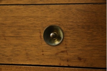 アメリカヴィンテージ　バセットファニチャー(Bassett Furniture)　金属製の引手がミッドセンチュリーの雰囲気を引き立てる木製サイドボード　(R-085213)