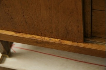 アメリカヴィンテージ　バセットファニチャー(Bassett Furniture)　金属製の引手がミッドセンチュリーの雰囲気を引き立てる木製サイドボード　(R-085213)