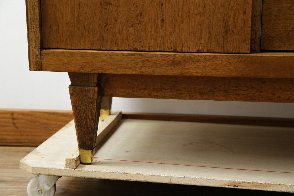 アメリカヴィンテージ　バセットファニチャー(Bassett Furniture)　金属製の引手がミッドセンチュリーの雰囲気を引き立てる木製サイドボード　(R-085213)