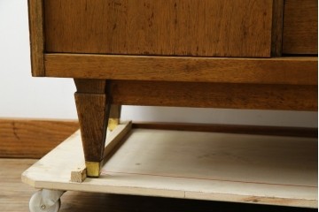 アメリカヴィンテージ　バセットファニチャー(Bassett Furniture)　金属製の引手がミッドセンチュリーの雰囲気を引き立てる木製サイドボード　(R-085213)