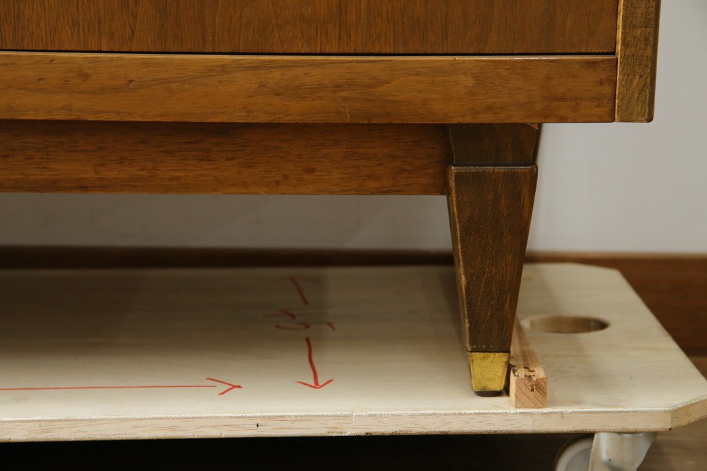 アメリカヴィンテージ　バセットファニチャー(Bassett Furniture)　金属製の引手がミッドセンチュリーの雰囲気を引き立てる木製サイドボード　(R-085213)