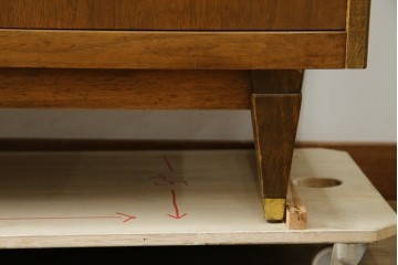 アメリカヴィンテージ　バセットファニチャー(Bassett Furniture)　金属製の引手がミッドセンチュリーの雰囲気を引き立てる木製サイドボード　(R-085213)