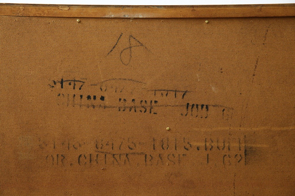 アメリカヴィンテージ　バセットファニチャー(Bassett Furniture)　金属製の引手がミッドセンチュリーの雰囲気を引き立てる木製サイドボード　(R-085213)