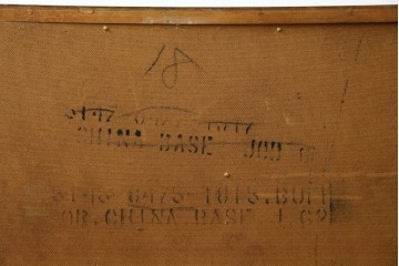 アメリカヴィンテージ　バセットファニチャー(Bassett Furniture)　金属製の引手がミッドセンチュリーの雰囲気を引き立てる木製サイドボード　(R-085213)