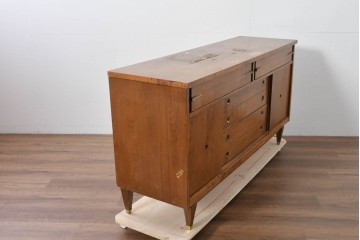 アメリカヴィンテージ　バセットファニチャー(Bassett Furniture)　金属製の引手がミッドセンチュリーの雰囲気を引き立てる木製サイドボード　(R-085213)