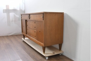 アメリカヴィンテージ　バセットファニチャー(Bassett Furniture)　金属製の引手がミッドセンチュリーの雰囲気を引き立てる木製サイドボード　(R-085213)
