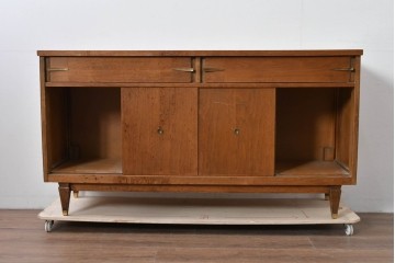 アメリカヴィンテージ　バセットファニチャー(Bassett Furniture)　金属製の引手がミッドセンチュリーの雰囲気を引き立てる木製サイドボード　(R-085213)