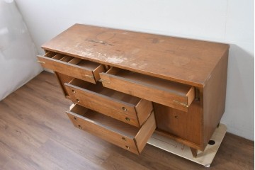 アメリカヴィンテージ　バセットファニチャー(Bassett Furniture)　金属製の引手がミッドセンチュリーの雰囲気を引き立てる木製サイドボード　(R-085213)