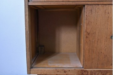 アメリカヴィンテージ　バセットファニチャー(Bassett Furniture)　金属製の引手がミッドセンチュリーの雰囲気を引き立てる木製サイドボード　(R-085213)