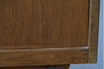 アメリカヴィンテージ　バセットファニチャー(Bassett Furniture)　金属製の引手がミッドセンチュリーの雰囲気を引き立てる木製サイドボード　(R-085213)