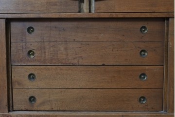 アメリカヴィンテージ　バセットファニチャー(Bassett Furniture)　金属製の引手がミッドセンチュリーの雰囲気を引き立てる木製サイドボード　(R-085213)