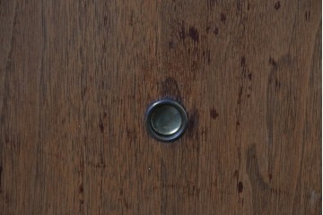 アメリカヴィンテージ　バセットファニチャー(Bassett Furniture)　金属製の引手がミッドセンチュリーの雰囲気を引き立てる木製サイドボード　(R-085213)