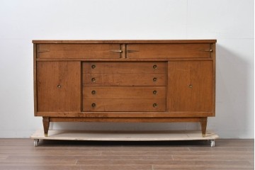 アメリカヴィンテージ　バセットファニチャー(Bassett Furniture)　金属製の引手がミッドセンチュリーの雰囲気を引き立てる木製サイドボード　(R-085213)