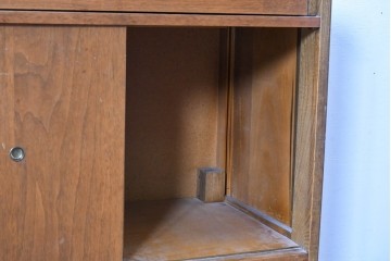 アメリカヴィンテージ　バセットファニチャー(Bassett Furniture)　金属製の引手がミッドセンチュリーの雰囲気を引き立てる木製サイドボード　(R-085213)