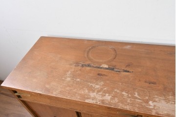 アメリカヴィンテージ　バセットファニチャー(Bassett Furniture)　金属製の引手がミッドセンチュリーの雰囲気を引き立てる木製サイドボード　(R-085213)