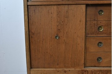 アメリカヴィンテージ　バセットファニチャー(Bassett Furniture)　金属製の引手がミッドセンチュリーの雰囲気を引き立てる木製サイドボード　(R-085213)