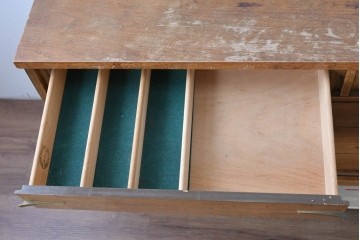 アメリカヴィンテージ　バセットファニチャー(Bassett Furniture)　金属製の引手がミッドセンチュリーの雰囲気を引き立てる木製サイドボード　(R-085213)