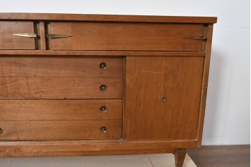 アメリカヴィンテージ　バセットファニチャー(Bassett Furniture)　金属製の引手がミッドセンチュリーの雰囲気を引き立てる木製サイドボード　(R-085213)