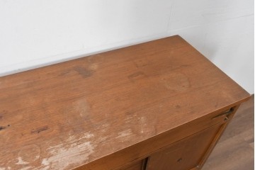 アメリカヴィンテージ　バセットファニチャー(Bassett Furniture)　金属製の引手がミッドセンチュリーの雰囲気を引き立てる木製サイドボード　(R-085213)