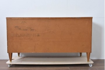 アメリカヴィンテージ　バセットファニチャー(Bassett Furniture)　金属製の引手がミッドセンチュリーの雰囲気を引き立てる木製サイドボード　(R-085213)