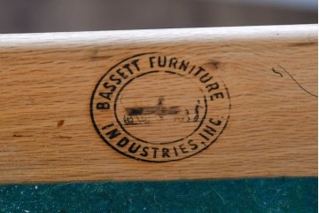 アメリカヴィンテージ　バセットファニチャー(Bassett Furniture)　金属製の引手がミッドセンチュリーの雰囲気を引き立てる木製サイドボード　(R-085213)