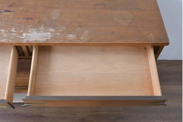 アメリカヴィンテージ　バセットファニチャー(Bassett Furniture)　金属製の引手がミッドセンチュリーの雰囲気を引き立てる木製サイドボード　(R-085213)