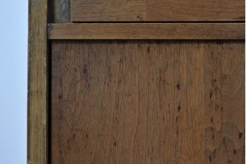 アメリカヴィンテージ　バセットファニチャー(Bassett Furniture)　金属製の引手がミッドセンチュリーの雰囲気を引き立てる木製サイドボード　(R-085213)